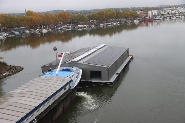Das neue Bootshaus wird von Andernach kommend in den Schiersteiner Hafen geschoben.